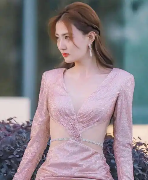 徐璐粉红亮闪连衣裙性感写真