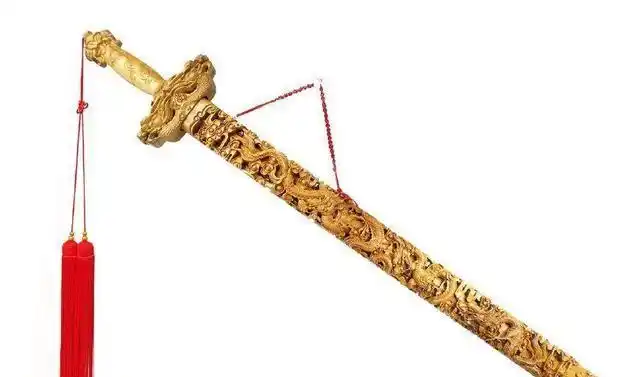 乾隆皇帝裕陵中陪葬的九龙宝剑被孙殿英盗墓挖出后似乎遭到了诅咒