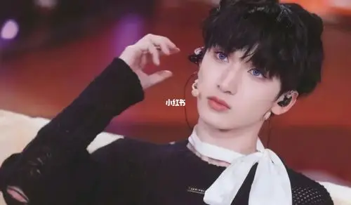 严浩翔|壁纸|黑泡猫93来袭_严浩翔_壁纸_美瞳_素材_壁纸