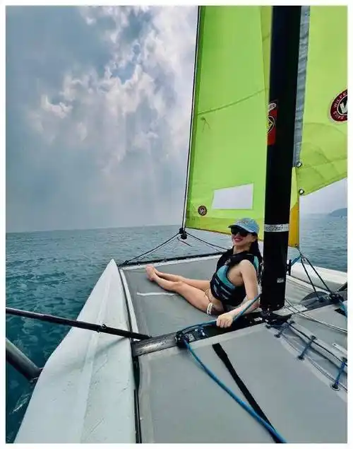 朱珠晒泳装照,赘肉副乳曝光,网友热议"太真实了"_身材_魅力_人们