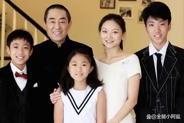 事实证明,11年前举报张艺谋"超生"的何珺,已走上了另一条大道