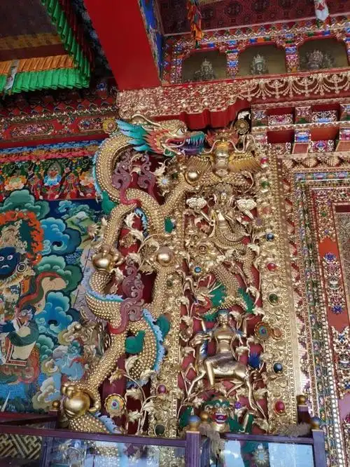 我沿着巴格玛尼石经墙走了一会儿,就看到了色须寺的大门.