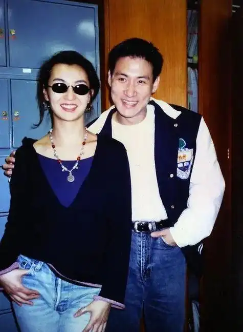 事实证明,59岁"无夫无子"独居的张曼玉,已走上另一条路