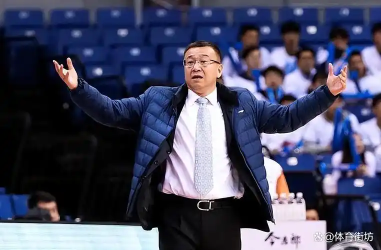 范斌!是中国篮球界的传奇人物,拥有丰富的执教经验和卓越的成绩.