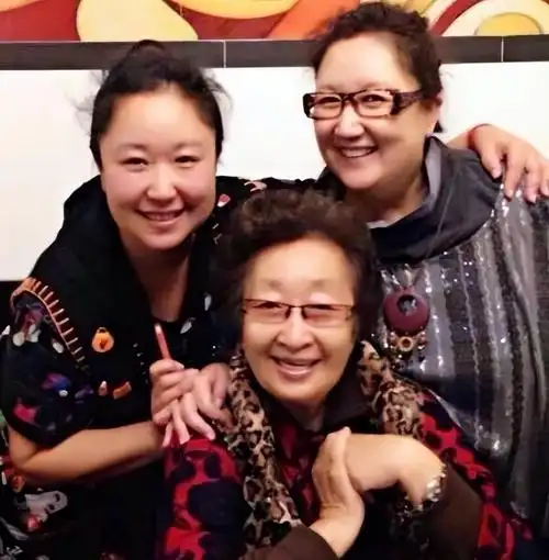 彭玉的两个女儿也都是演员,大女儿是出演《大宅门》的赵玲琪,二女儿是