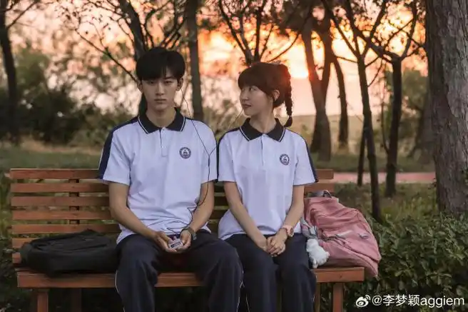 吕小雨rain还是咱们仨美女贴贴比较岁月静好@杨译凯_小可咱俩合照太少