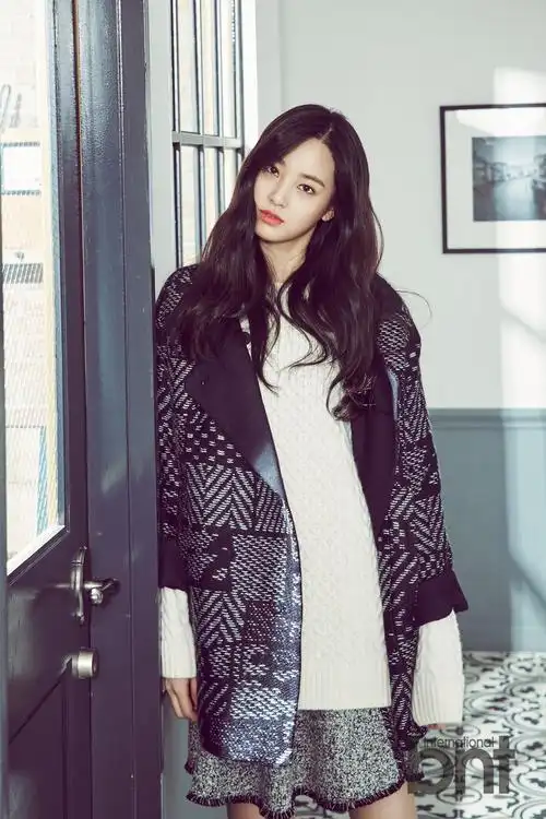 演员李珠妍拍写真 干净白毛衣展曼妙清纯美