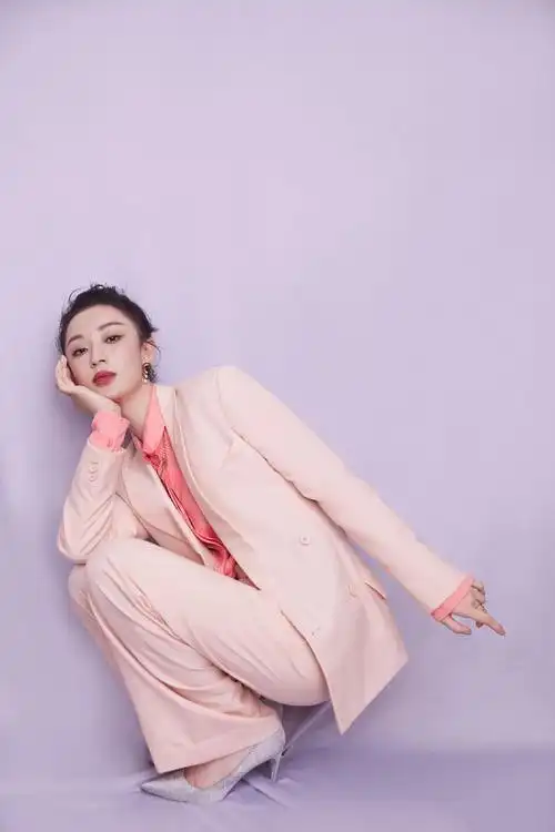 孙佳雨粉色西装时尚写真图片