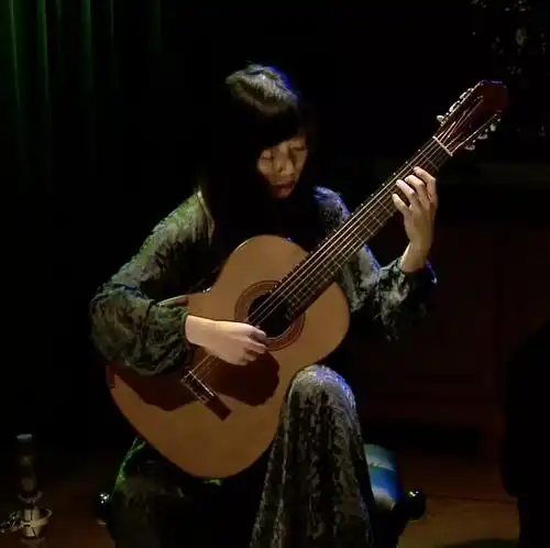 古典吉他演奏姿势(杨雪霏)