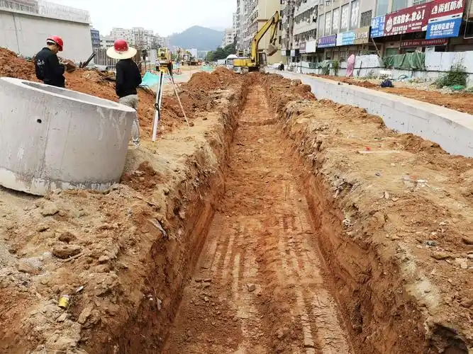 顺安厂开挡土墙,开挖40米,挖机一台.