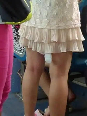 妹子裙底,好像有啥掉出来了