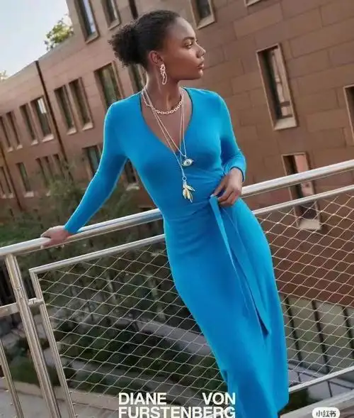 孔雀蓝针织裹身裙