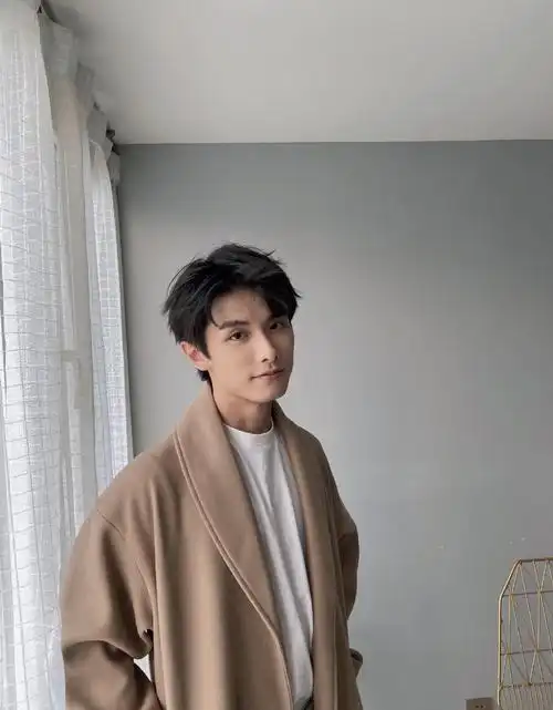 赵弈钦帅气居家生活照图片