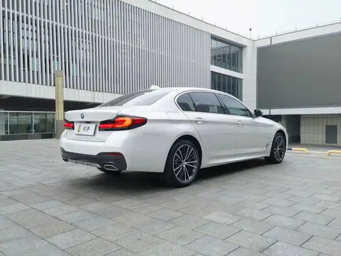 宝马5系 2021款 530li 领先型 m运动套装 21年12月份上牌 4.