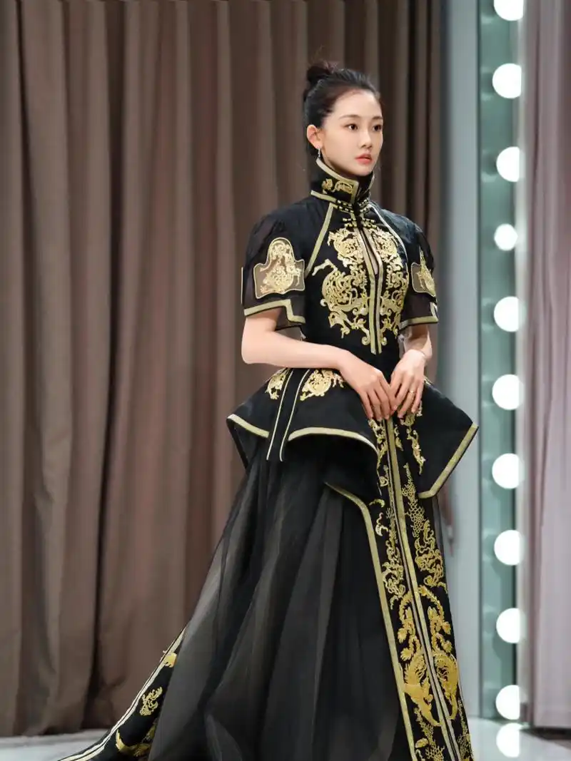 天玺x郑恺苗苗两色新中式礼服可甜可盐 天玺 x 郑凯苗苗 身着高级感