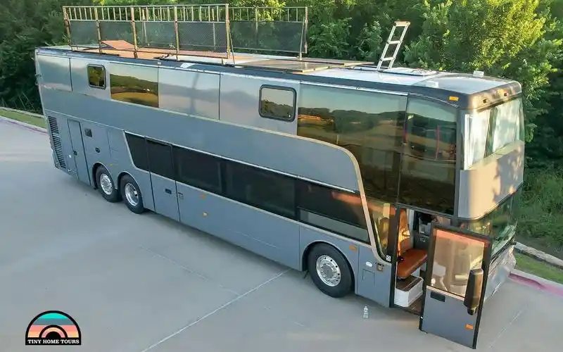双层大巴改装的八口之家大房车