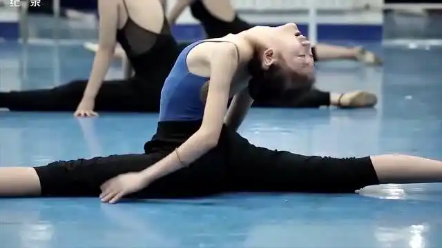 艺考生压腿压得嚎啕大哭十几岁的女孩们在舞蹈室里拼命练习