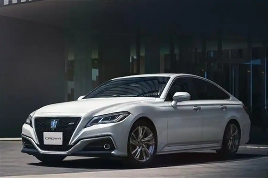 全新一代丰田皇冠曝光,造型设计霸气硬朗,你心动了吗?