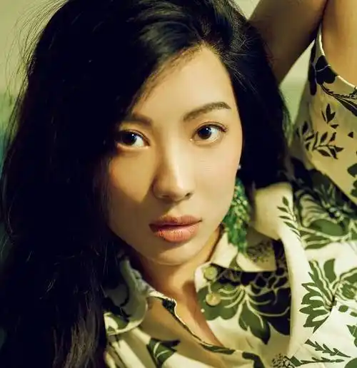 9年前同演"火凤凰",如今一起过泼水节,这两名女演员太嗨了_童苡萱