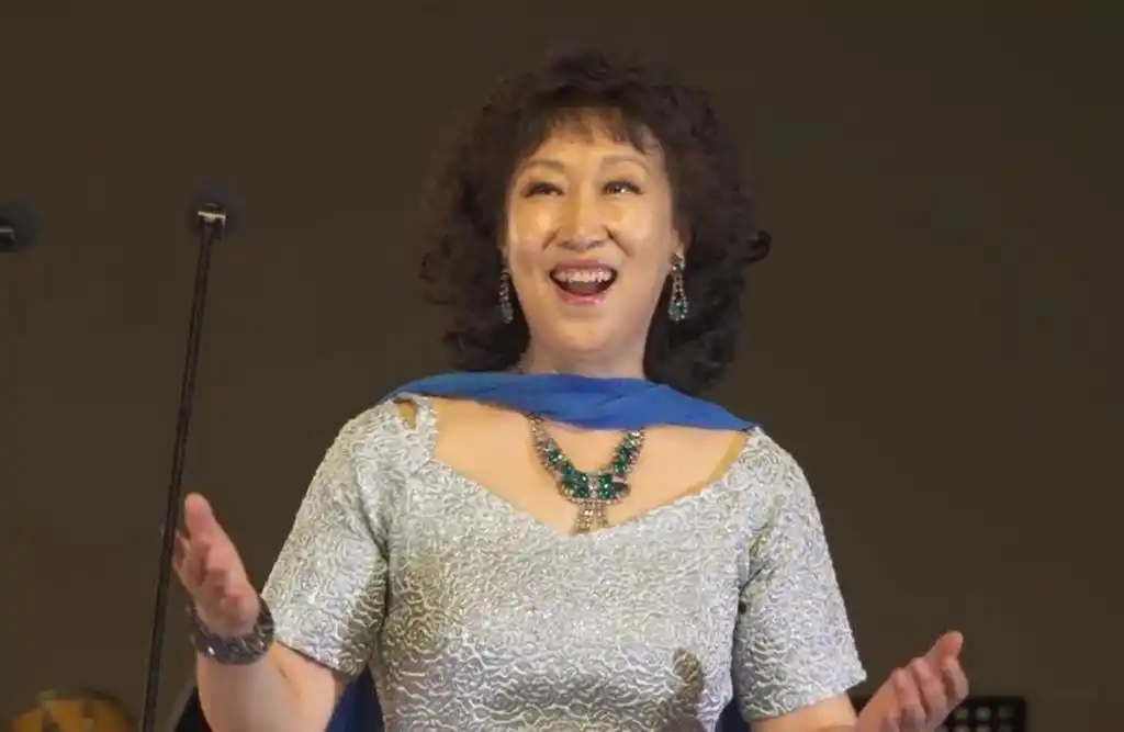 曾为《小字辈》《元帅与士兵》配唱插曲,歌唱家李秀文近况如何?