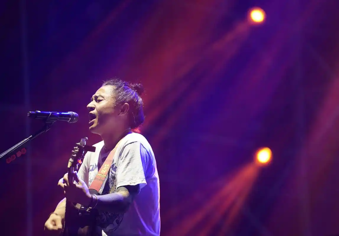 郁乐队成员在舞台上表演(8月24日摄).↑痛仰乐队成员在舞台上表演