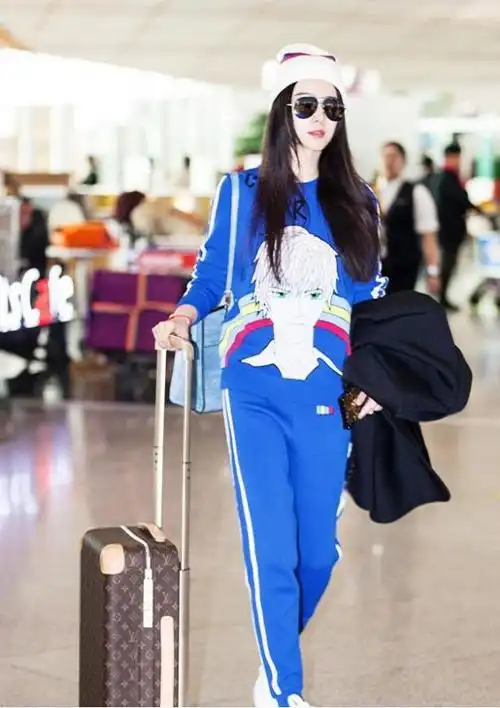 范冰冰机场造型难得接地气针织运动套装配毛线帽终于有亲切感