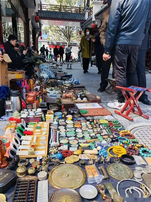 南京朝天宫古玩市场琳琅满目的老物件