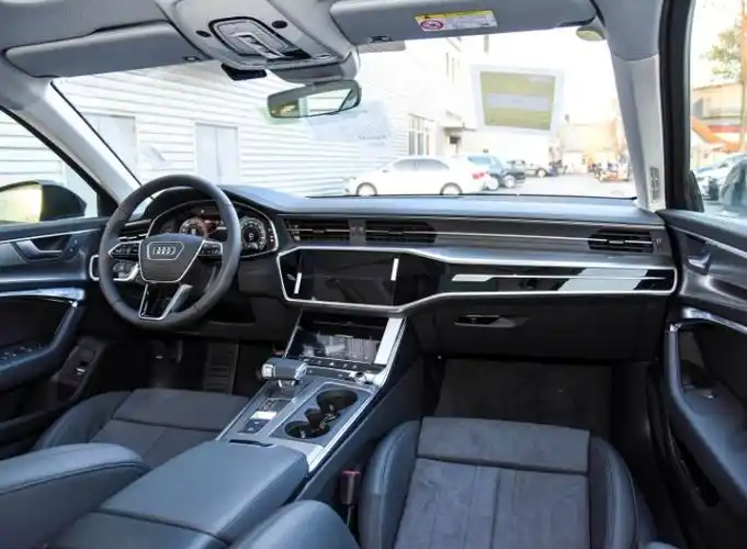 再来便是新车的内饰部分,新款奥迪a6 avant/a6 allroad的内饰采用了三