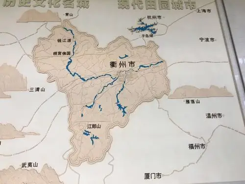 走进大门口,看到的是我们衢州的地图