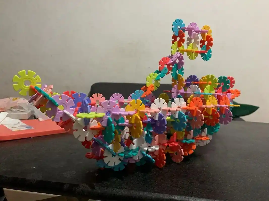 雪花片拼插搭建多样拼法——船08 今天的作品出自弟弟和爸爸的手