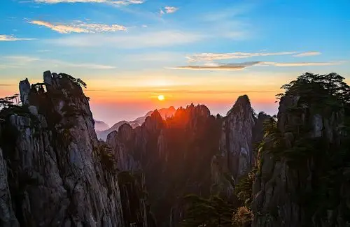 看过黄山迎客松的微笑,触手可及的满天星斗,光明顶上最绚丽的日出