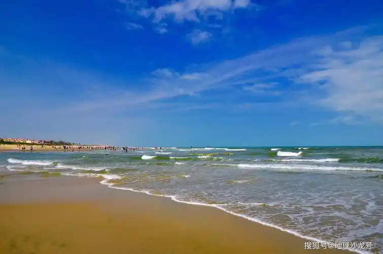 广东省东海岛东部的海滩长度超20千米,被誉为"中国第一长滩"