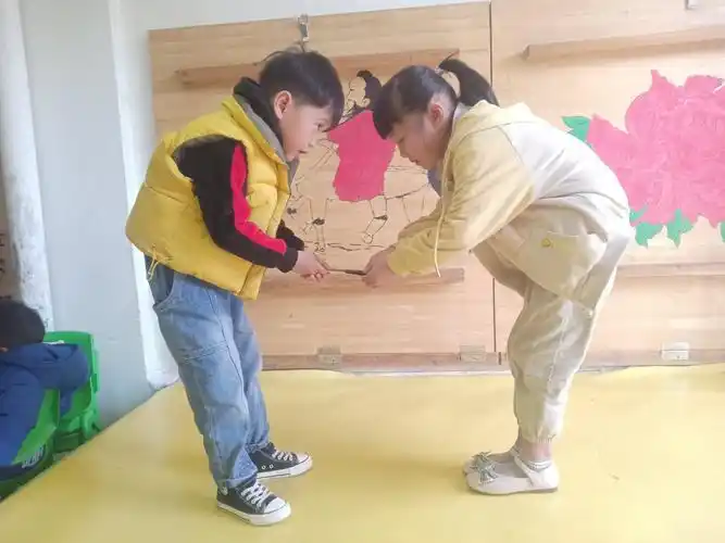 童仁经典幼儿园大二班"递接物品 "