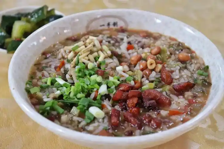 一说起去煤矿村找吃的,好多朋友都给我推荐了她家的酸汤饭,他家 在