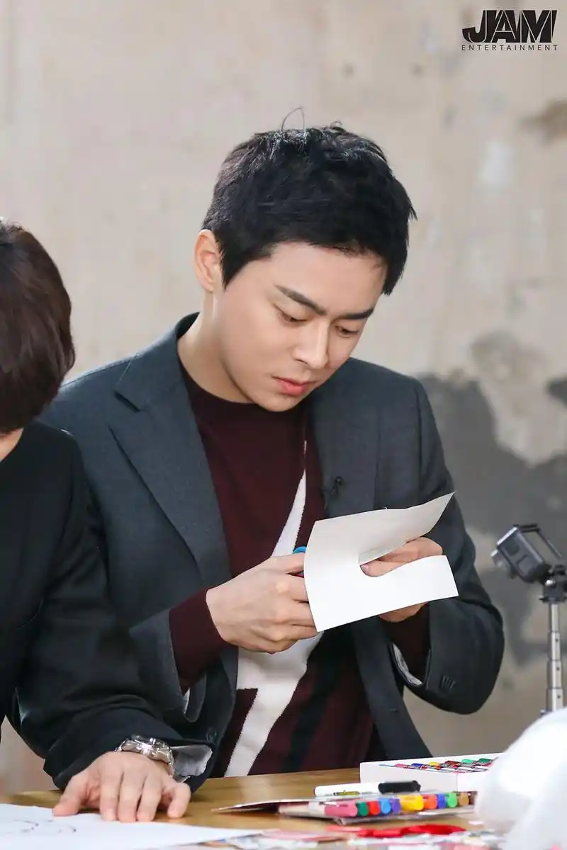 《机智的医生生活》曹政奭高清幕后照来袭 笑容温暖散发温柔绅士魅力