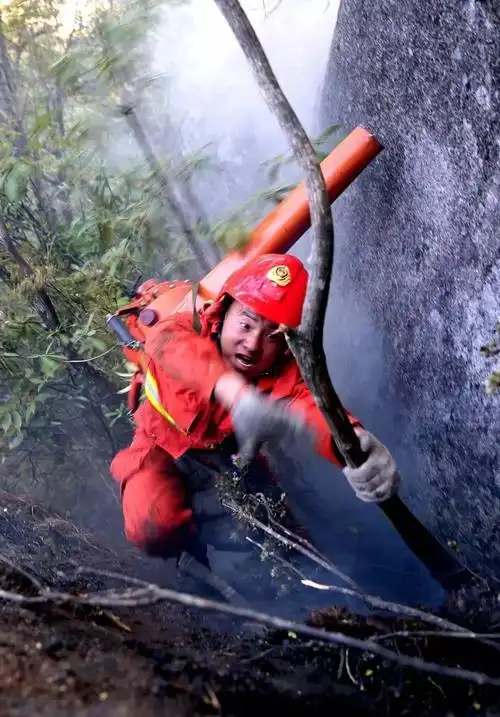 凉山救火英雄讲述生死瞬间森林一分钟烧完靠着坟