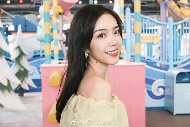 lpl主持人余霜摄影师不容易后面换了个