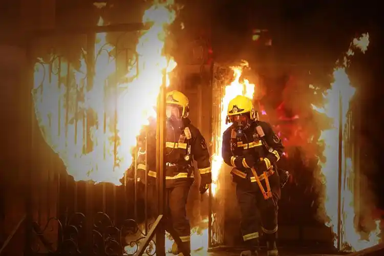 科普救火知识致敬消防英雄百变达人带来真正的燃力现场