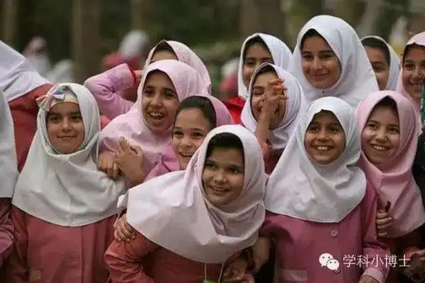 伊朗:最保守校服