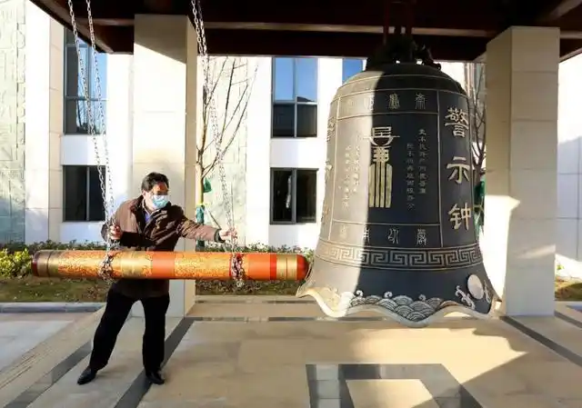 警示教育活动最后环节,陈向军庄重地敲响了廉政警钟,三声警钟,入耳入