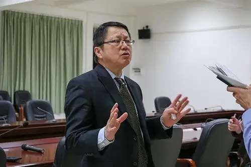 宋红专教授与新华学子亲切交流宋教授列举了历年来两校合作留学项目的