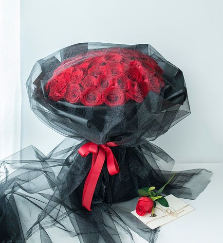 50朵红玫瑰经典黑色雪纱花束