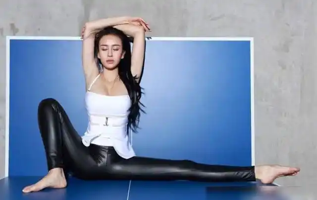 她原本是瑜伽老师被成龙相中后一炮而红如今一节课就要10万