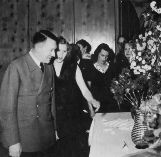 为什么爱娃和希特勒结了婚,还那么多人称她是情妇?