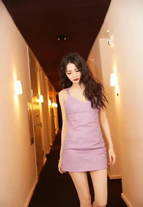 身穿粉色吊带短裙的徐璐优雅柔美 676767|军训|军校|战争法