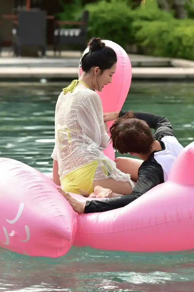 李沁和魏大勋在《我们相爱吧》中的泳池戏水剧照,到底