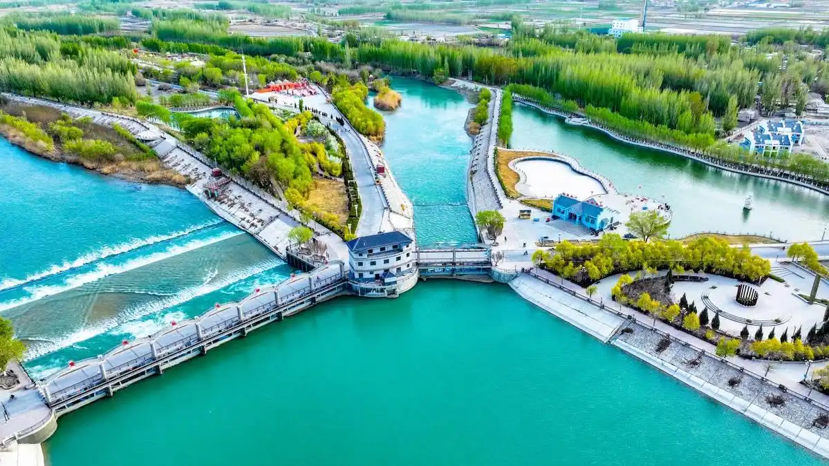 2022年4月13日,航拍新疆博湖县开都河畔,河水潺潺,绿树成荫,犹如人在
