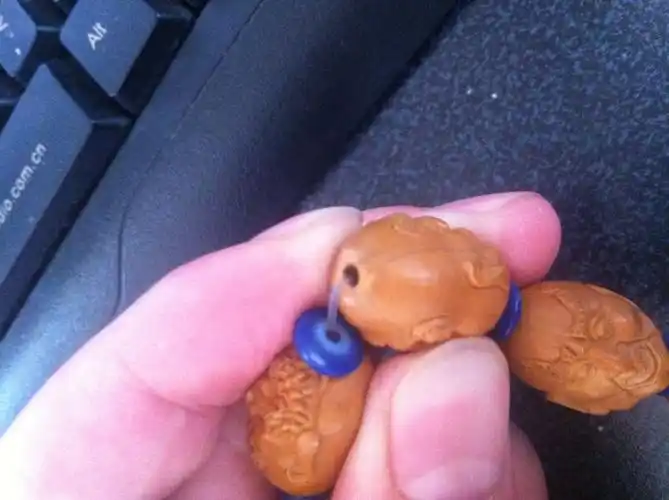 请专家帮我看下,我这橄榄核是开裂吗,涂上油密封了3天,拿出来就这样了