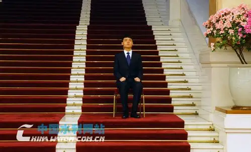 正襟危坐的人民大会堂工作人员