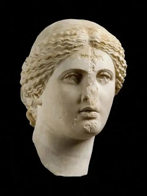 阿佛洛狄忒的头像,来自公元1世纪,这座雕像被摧毁并砍首,还在雕像的脸